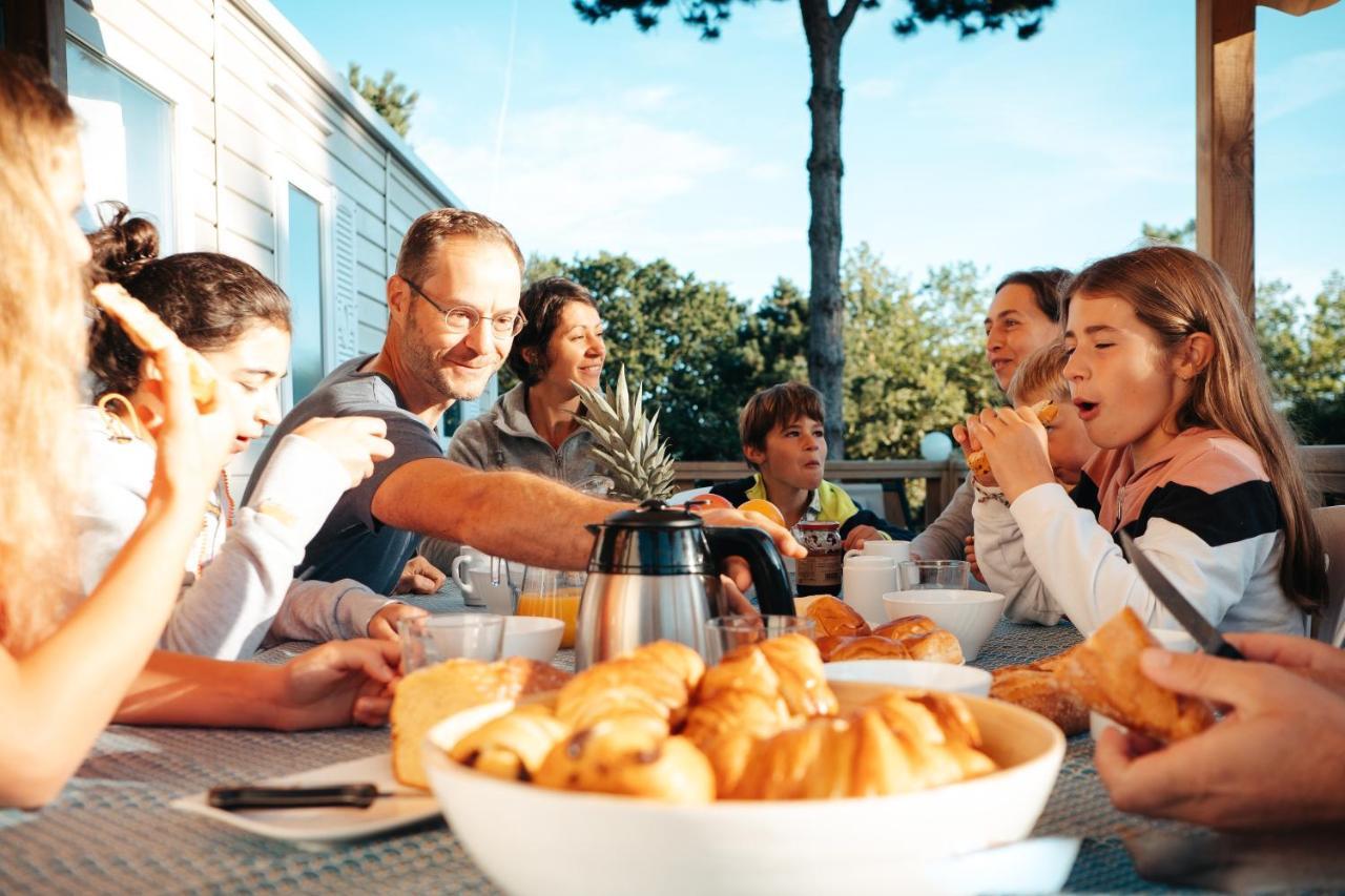 Mobil Homes Xxl2 4 Chambres - Camping Le Ranch Des Volcans Châtel-Guyon Eksteriør bilde
